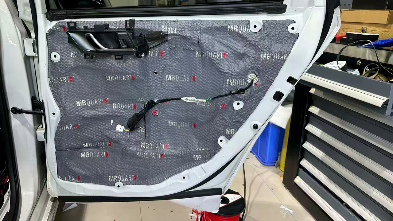 宝马汽车音响升级案例:国内首台BMW X5哈曼原装升级宝华20件音响全套相关的湛江汽车音响改装实拍封面