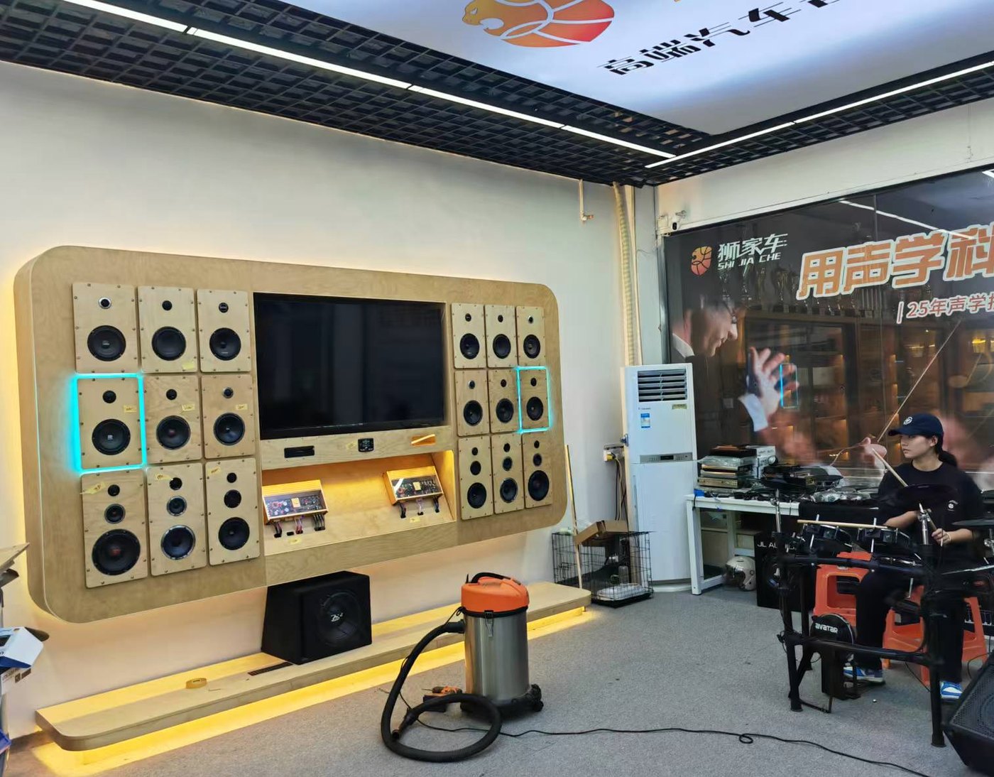 汽车音响升级门店工位客户同类素材