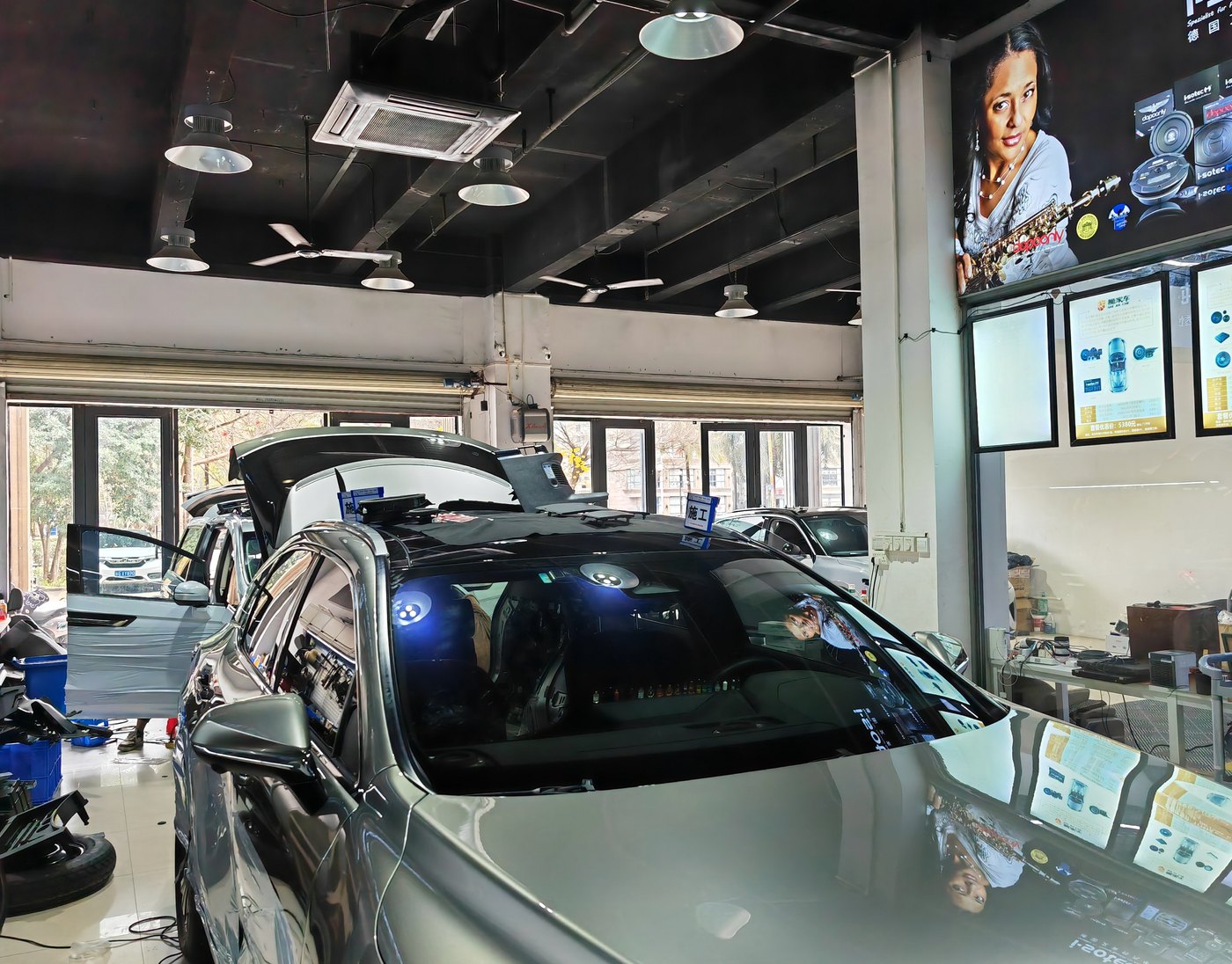 湛江汽车音响店内试听和方案沟通场景