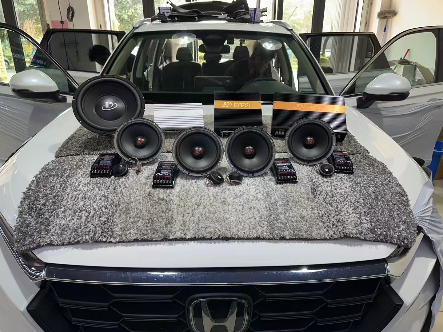 汽车音响改装完工后的车内细节